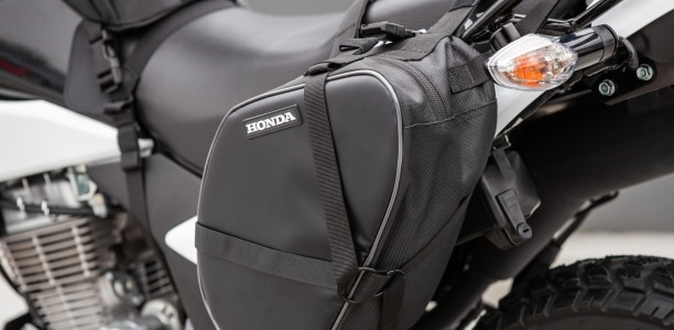 A Honda saddlebag accessory/Un accessoire Honda Saddlebag