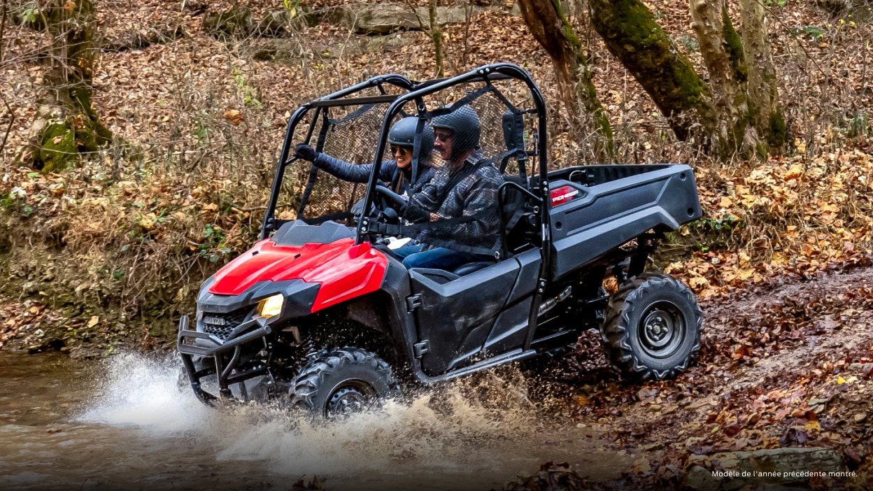 Mode de vie. Conducteur et passager allant à gauche dans l'eau en légère baisse.