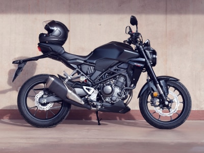 Une Honda Motorcyle garée