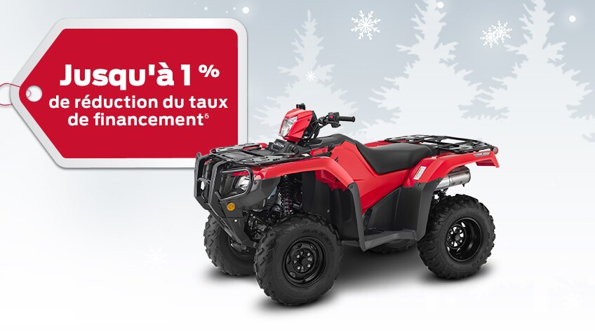 Un Honda ATV sur un fond d'hiver avec des flocons de neige avec une étiquette de cadeau rouge annonçant une réduction de taux d'intérêt de 1%"