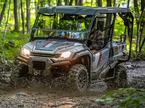 Un cavalier sur un Honda VTT