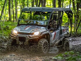 Un cavalier sur un Honda VTT