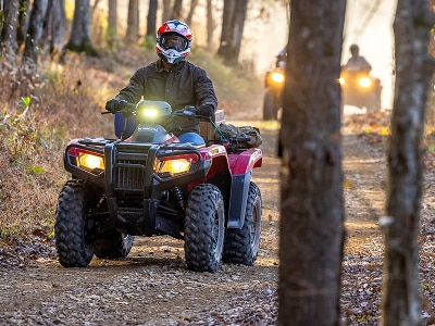 Un cavalier sur un Honda VTT