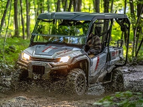 Un cavalier sur un Honda VTT