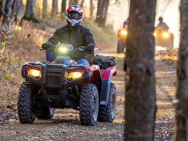 Un cavalier sur un Honda VTT