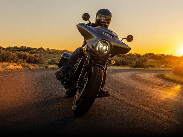 A rider on a Honda motorcycle/Un cavalier sur une moto Honda