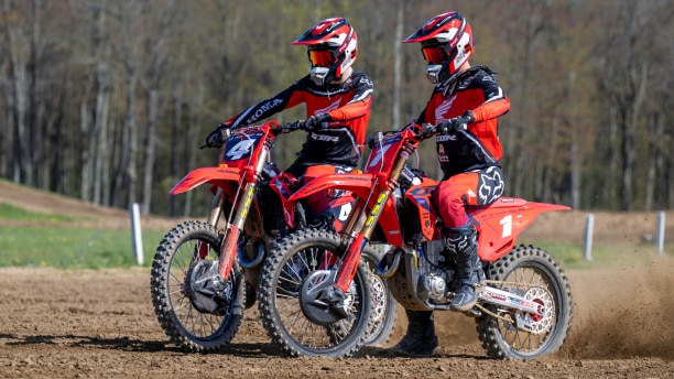 two riders on a red Honda CRF450R motorcycle/deux pilotes sur une moto Honda CRF450R rouge
